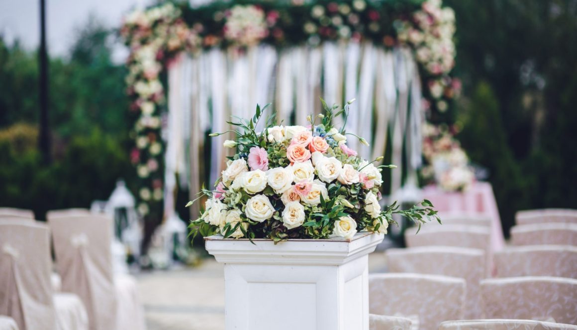 column-with-rich-bouquet-roses-stands-outside
