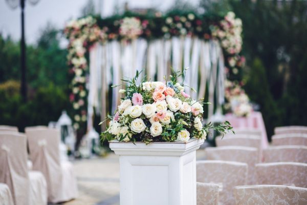column-with-rich-bouquet-roses-stands-outside