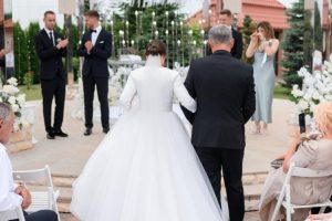 cerimonia-di-matrimonio-all-aperto-momento-toccante-per-gli-ospiti-e-la-coppia-sposat
