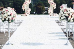 il-percorso-bianco-conduce-all-altare-di-nozze-messo-da-qualche-parte-in-montagna (2)