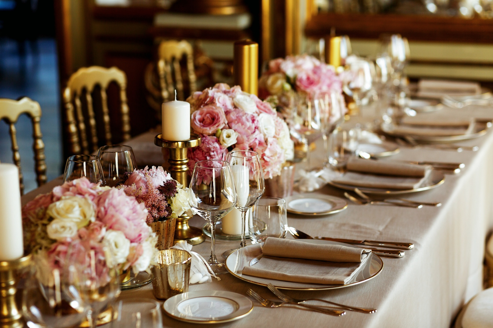 long-table-served-with-porcelain-crockery-shining-cutlery-served-with-pink-flowers (1)