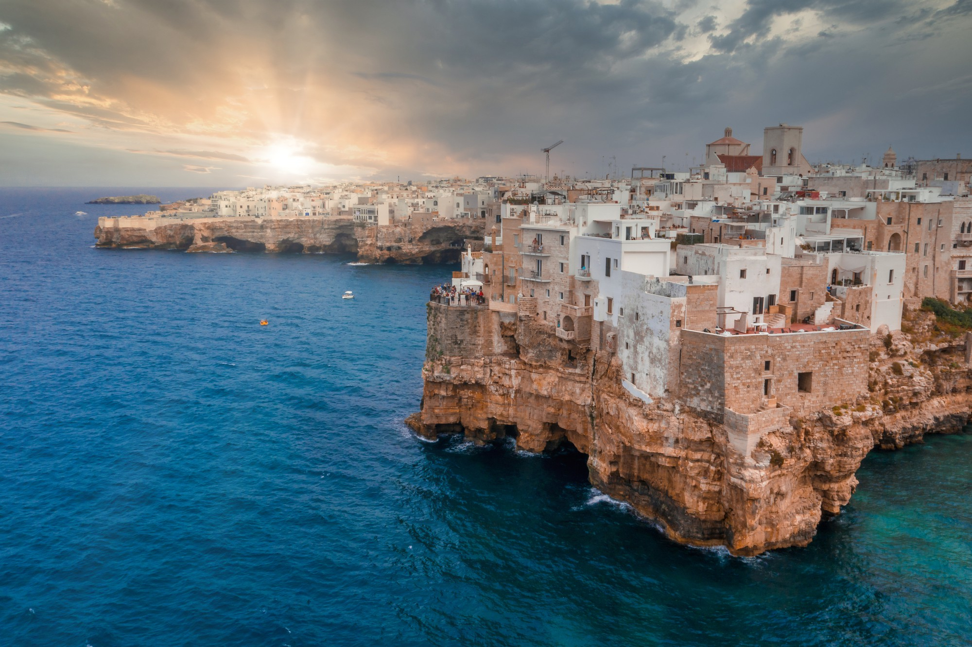 paesaggio-urbano-di-polignano-a-mare-circondato-dal-mare-sotto-la-luce-del-sole-e-un-cielo-nuvoloso-in-italia (1)